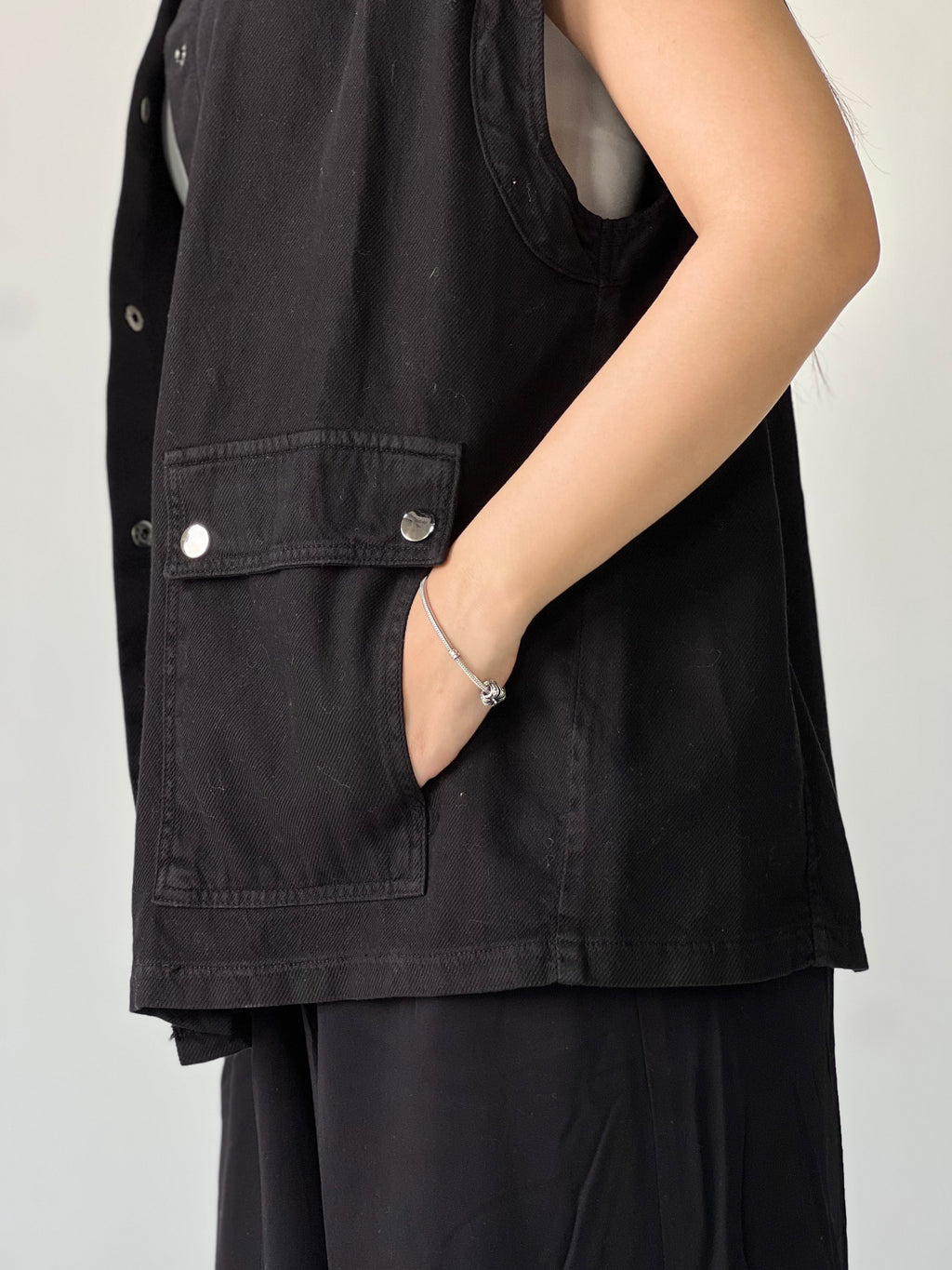 Oversized Long Cargo Vest –Black